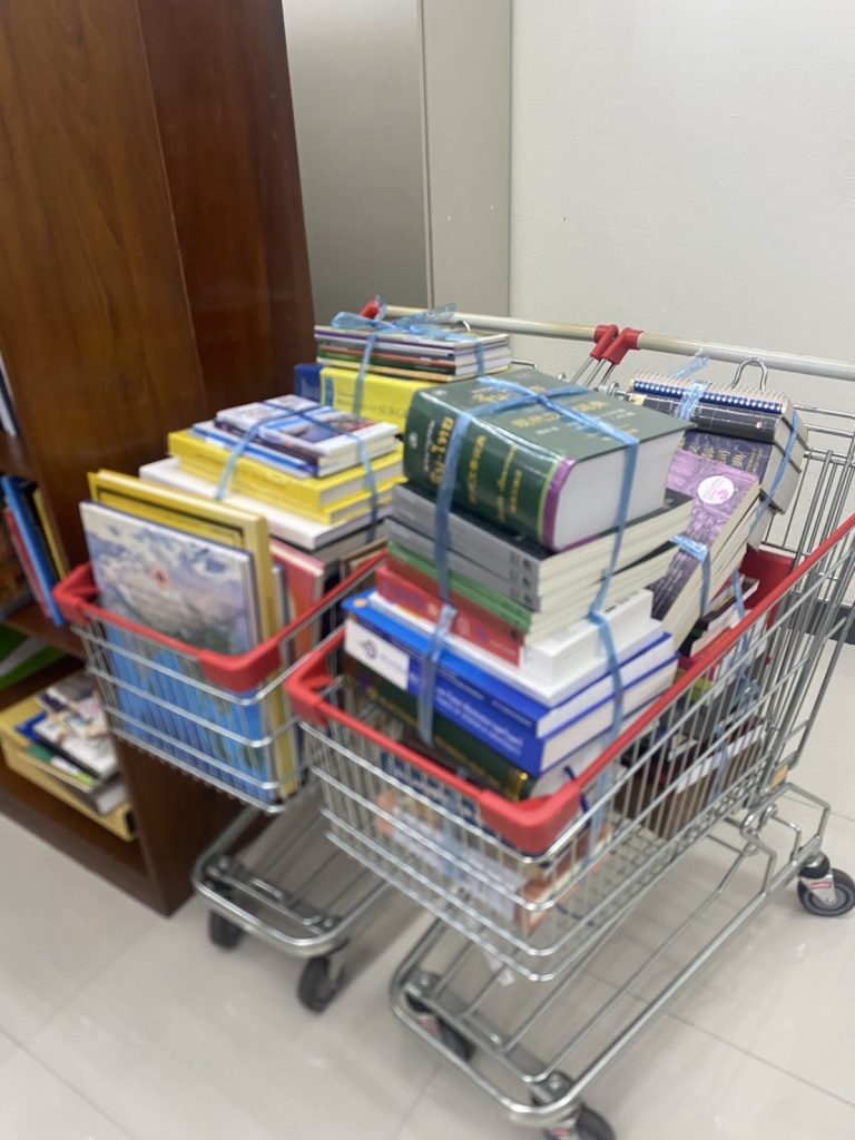 หอสมุดคุณหญิงหลงฯ บริจาคหนังสือทั่วไป หนังสือธรรมะ หนังสือเด็ก จำนวน 673 เล่ม ให้แก่ห้องสมุดประชาชนเทศบาลนครหาดใหญ่